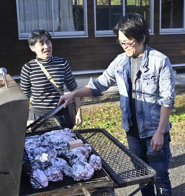 ホイル焼きを作る参加者