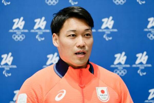 　イタリア・ミラノのマルペンサ空港に到着し、取材に応じる須貝龍＝１日（共同）