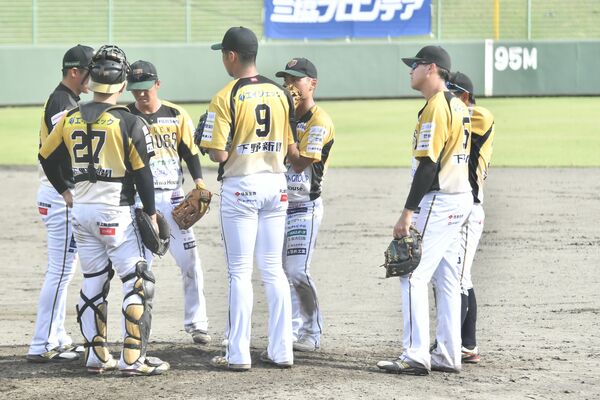 ４回、勝ち越しを許してマウンドに集まる栃木ＧＢの選手たち＝小山運動公園野球場
