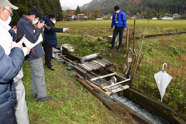 「コアレス小型発電機」を見学する参加者