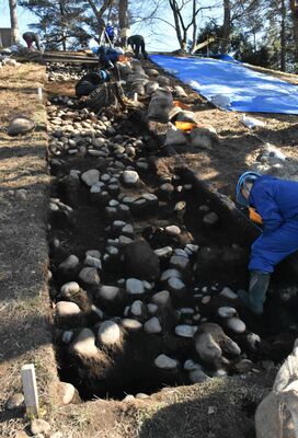 葺き石や土器が確認された後方墳頂部の西側斜面