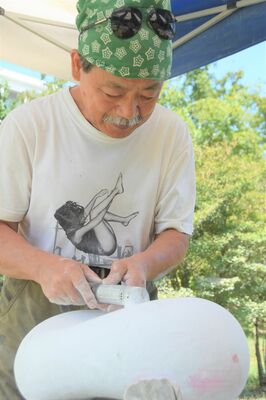 彫刻作品を制作する張さん