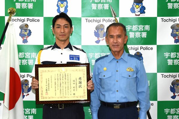川上署長（右）から感謝状を受け取った福田さん