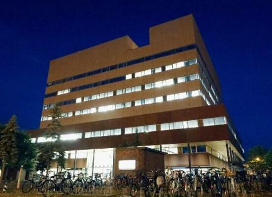 　北海道旭川市役所＝２５年９月