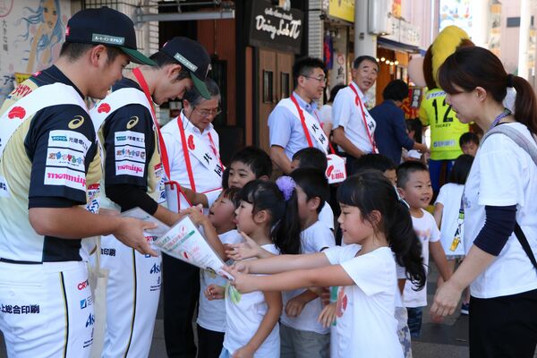 栃木ゴールデンブレーブスの選手らも協力した赤い羽根共同募金街頭セレモニー＝１日午後、宇都宮市江野町