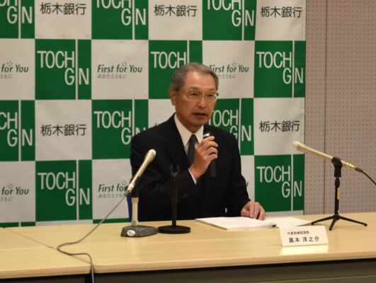 記者会見で決算内容を説明する黒本頭取＝10日午後、宇都宮市内