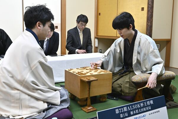 王将戦第１局で勝利し、感想戦で対局を振り返る藤井王将（右）と菅井八段＝８日午後７時15分、大田原市黒羽向町