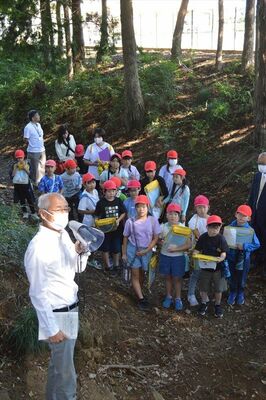 阿曽沼城跡の堀跡を見学する子どもたち