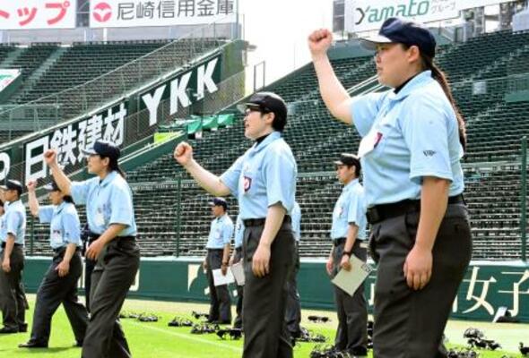 　甲子園球場で行われた全国審判講習会に参加した女性審判員の岩男香澄さん（右端）ら＝４日、兵庫県西宮市