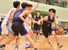 宇北－文星付男子決勝リーグ　第１クオーター９分、文星付の石塚（右）がドライブで切り込む＝県北体育館