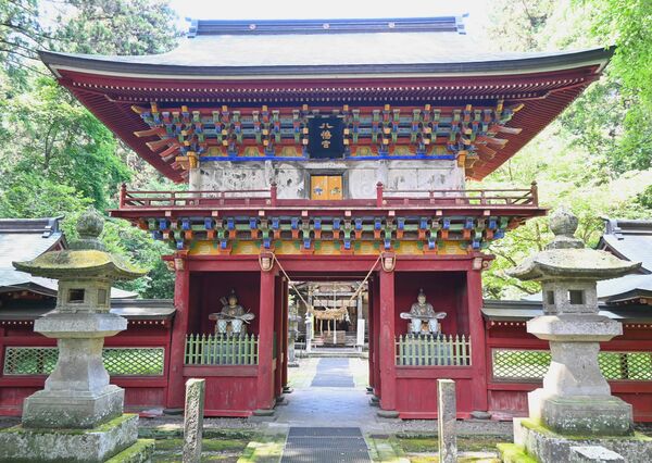 鮮やかな色合いが目を引く楼門