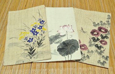 墨絵の花々を描いた帯