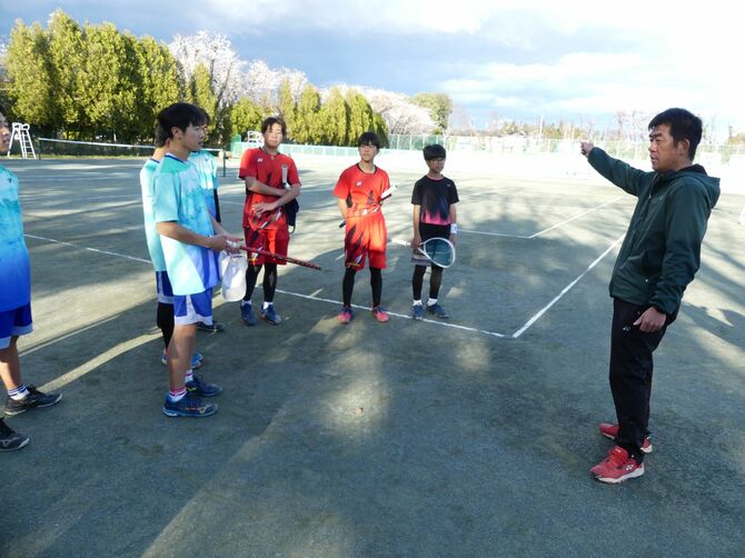 生徒たちからの信頼厚い、渡部 智裕（わたべ・ともひろ）教諭（43）（右）