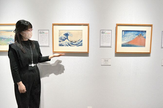 新千円札の裏面にデザインされた「神奈川沖浪裏」(左)と「赤冨士」と呼ばれ親しまれる「凱風快晴」