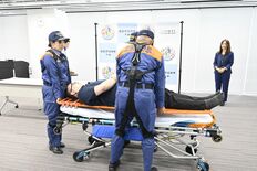 「パワーアシストスーツ」効果を検証　災害現場導入目指し小山市消防本部　…