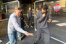 難民ホテル、不満の矛先に