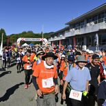 山の日に「しおやウォーク」　愛好者900人、湧水の里を軽快に　最長40…