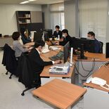 “シン市役所”に注目　書棚が消え、机や椅子はモダンな形に　「スマートオ…