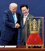 韓国もトランプ氏に金色贈呈品