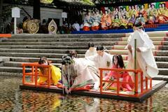 斎王代、指先浸して身清め