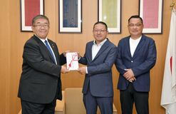 子ども相撲の益金 10万円を市に寄付