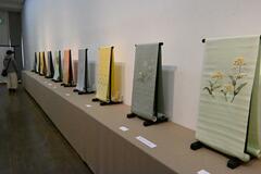 草花の美しさを刺しゅうで表現