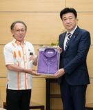 沖縄知事、木原氏にかりゆし贈呈