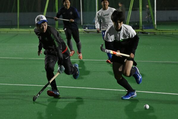 今季開幕を控え調整するリーベ栃木の選手たち＝日光市ホッケー場