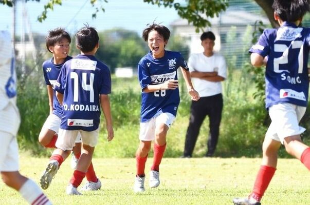 那須野ケ原ＦＣ－レジスタＦＣ決勝　後半６分、決勝ゴールを決めてチームメイトと喜ぶ那須野ケ原ＦＣ・水上（中央）＝加須市民運動公園