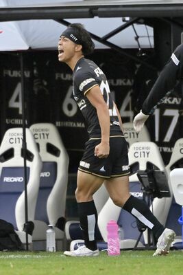 後半13分、２点目のシュートを決めた栃木シティのＤＦ鈴木裕（左）がほえる＝ＣＦＳ、広瀬華撮影