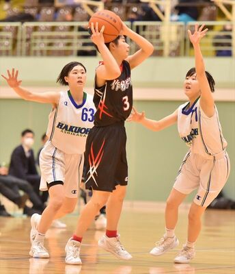 作新－白鴎足利女子決勝リーグ　第４クオーター２分、白鴎足利の河津（左）と根本（右）が前線からプレッシャーをかける＝県北体育館