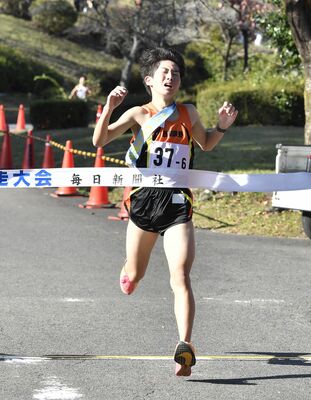 男子西那須野のアンカー村上がトップでゴールする＝那須野が原公園特設周回コース、加藤竜矢撮影
