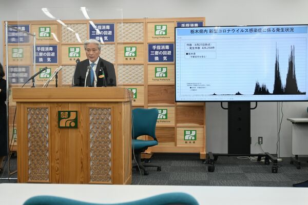 記者会見する福田知事＝28日午後、県庁