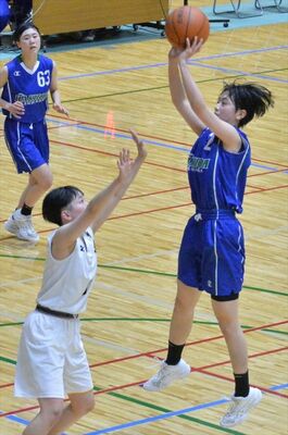矢板中央－白鴎足利　女子決勝リーグ　第３クオーター９分、白鴎大足利の星野（右）がミドルシュートを放つ＝宇都宮市体育館