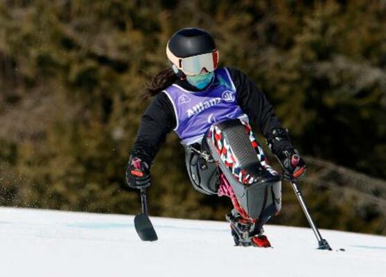 　公式練習で滑走するパラアルペンスキー女子座位の村岡桃佳＝４日、コルティナダンペッツォ（共同）