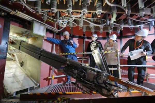 　福島県楢葉町の施設で報道陣に公開された、福島第１原発２号機で使用予定のロボットアーム＝２月