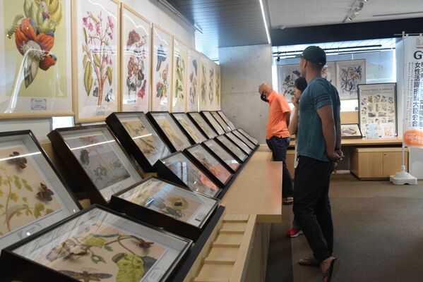 道の駅の会場で展示に見入る来場者
