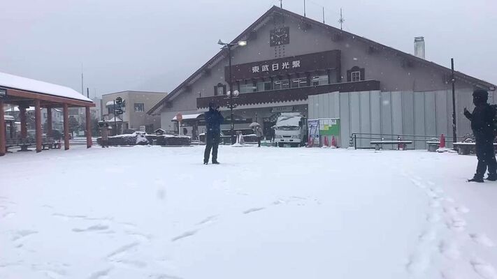 雪景色となった東武日光駅前＝16日午前10時15分、日光市松原町