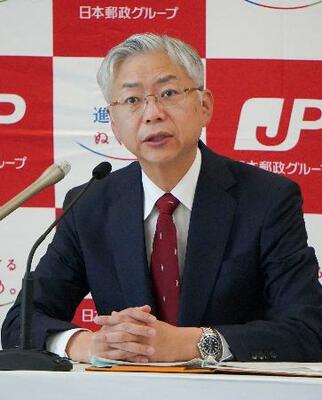 　定例記者会見に臨む日本郵政の根岸一行社長＝３０日午後、東京都千代田区
