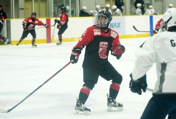 初の五輪代表に内定し、テストマッチで汗を流す小平＝ダイナックス沼ノ端アイスアリーナ