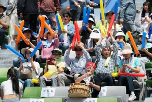 　韓国・水原でのサッカー女子ＡＣＬの決勝で、北朝鮮チームを応援する観客＝２３日（聯合＝共同）