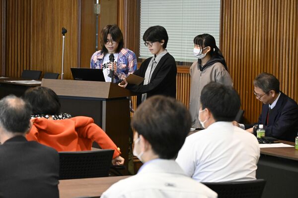 報告会で成果物を発表する学生たち