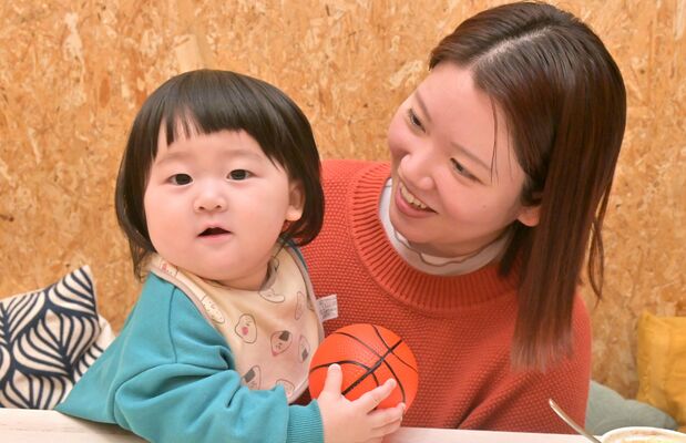 長男の奏大くんを優しく見つめる吉田さん（右）＝３日午後、宇都宮市内