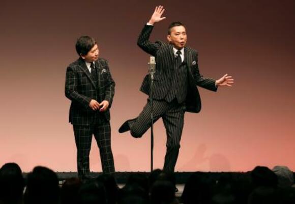　漫才を披露する「爆笑問題」の田中裕二（左）と太田光＝東京都内