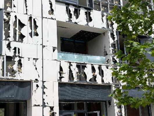 ロシアの攻撃で損傷したウクライナ・キーウの集合住宅=2日(共同)