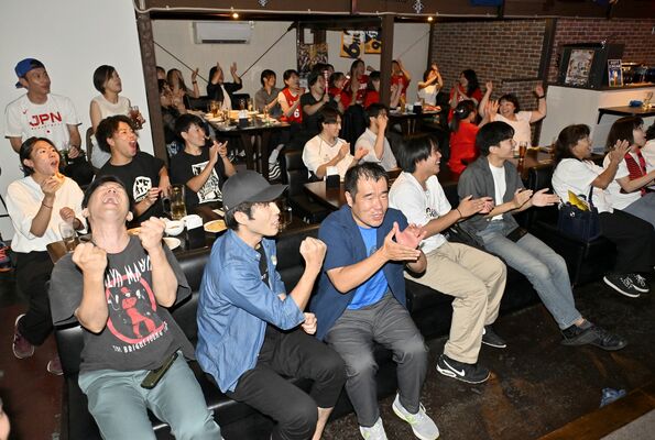 守備で奮闘する比江島のプレーに盛り上がるファンたち＝27日午後９時５分、宇都宮市東今泉２丁目