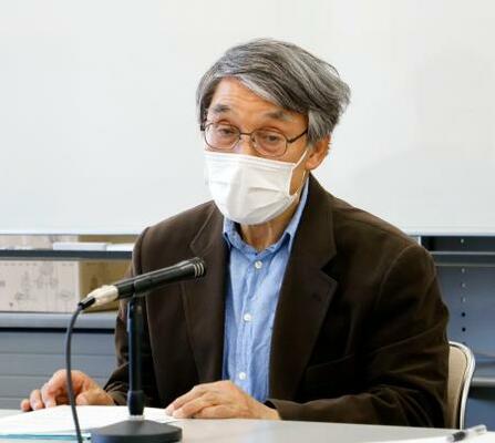 　控訴後に記者会見する原告団長の和田広治さん＝１７日午後、富山市