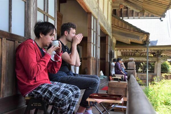 雲巌寺でお茶を楽しむ来訪者