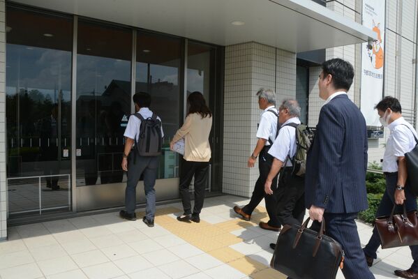 署名などを持って宇都宮地検に入る佐々木さん（左から２人目）ら＝30日午後、宇都宮市小幡２丁目