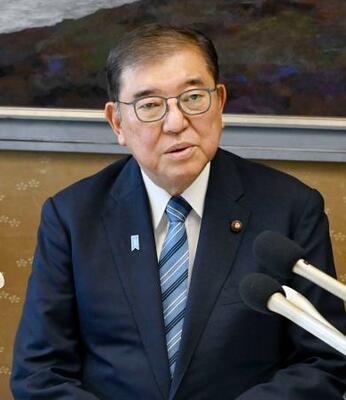 鳥取県庁で記者会見する石破前首相=27日午前